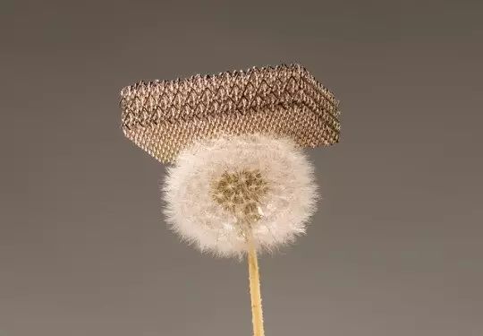 The lightest metal structure in the world blows away in one breath!