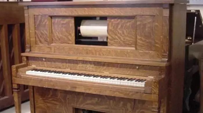 Play the piano automatically. This is cool techs 100 years ago.