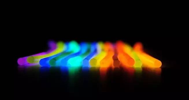 How do glow sticks glow?