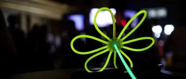 Today, I want to show you the true fluorescence of the glow stick.