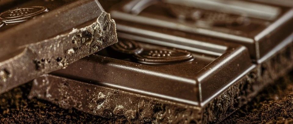 Where does the smell of chocolate come from?