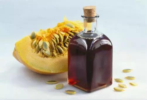 Pumpkin seed oil: a liquid, double color